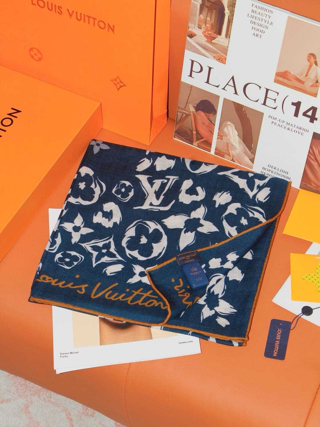 LV SAFARI SQUARE 140丝绒方巾 LV Safari 方巾取材细腻丝绒、以中央 Monogram 图案映