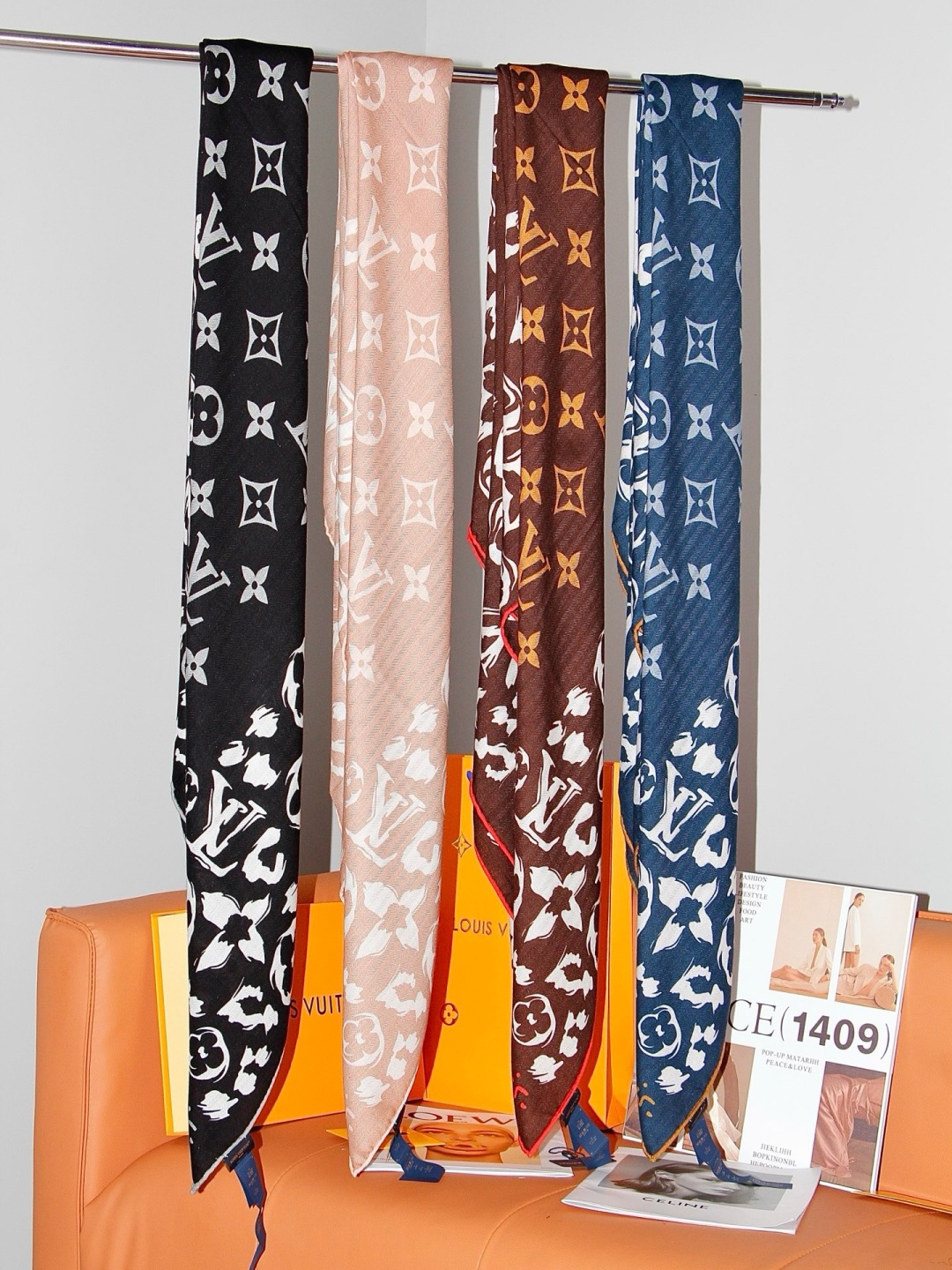 LV SAFARI SQUARE 140丝绒方巾 LV Safari 方巾取材细腻丝绒、以中央 Monogram 图案映