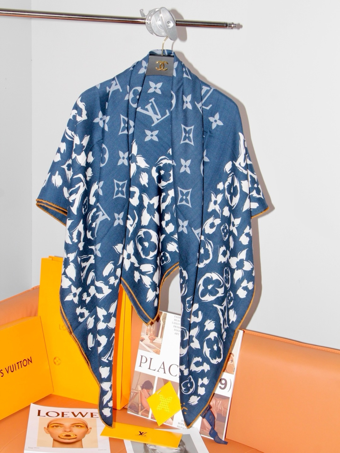 LV SAFARI SQUARE 140丝绒方巾 LV Safari 方巾取材细腻丝绒、以中央 Monogram 图案映