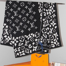 LV SAFARI SQUARE 140丝绒方巾 LV Safari 方巾取材细腻丝绒、以中央 Monogram 图案映 LV SAFARI SQUARE 140丝绒方巾 LV Safari 方巾取材细腻丝绒、以中央 Monogram 图案映