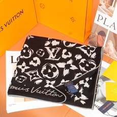 LV SAFARI SQUARE 140丝绒方巾 LV Safari 方巾取材细腻丝绒、以中央 Monogram 图案映 LV SAFARI SQUARE 140丝绒方巾 LV Safari 方巾取材细腻丝绒、以中央 Monogram 图案映