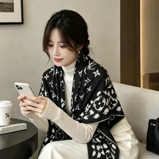 LV SAFARI SQUARE 140丝绒方巾 LV Safari 方巾取材细腻丝绒、以中央 Monogram 图案映 LV SAFARI SQUARE 140丝绒方巾 LV Safari 方巾取材细腻丝绒、以中央 Monogram 图案映