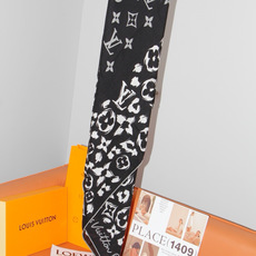 LV SAFARI SQUARE 140丝绒方巾 LV Safari 方巾取材细腻丝绒、以中央 Monogram 图案映 LV SAFARI SQUARE 140丝绒方巾 LV Safari 方巾取材细腻丝绒、以中央 Monogram 图案映