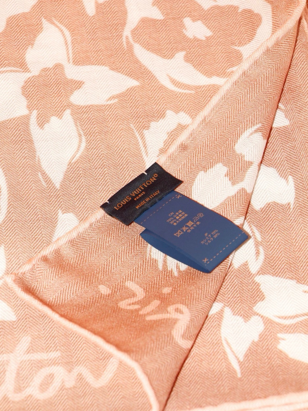 LV SAFARI SQUARE 140丝绒方巾 LV Safari 方巾取材细腻丝绒、以中央 Monogram 图案映