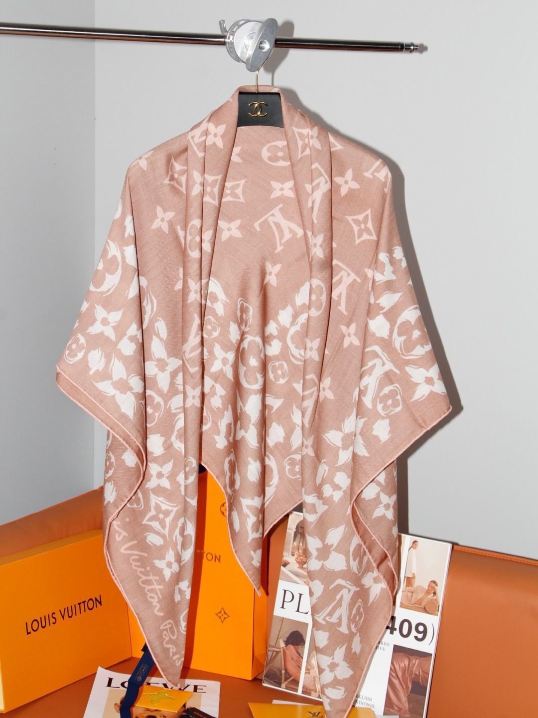 LV SAFARI SQUARE 140丝绒方巾 LV Safari 方巾取材细腻丝绒、以中央 Monogram 图案映