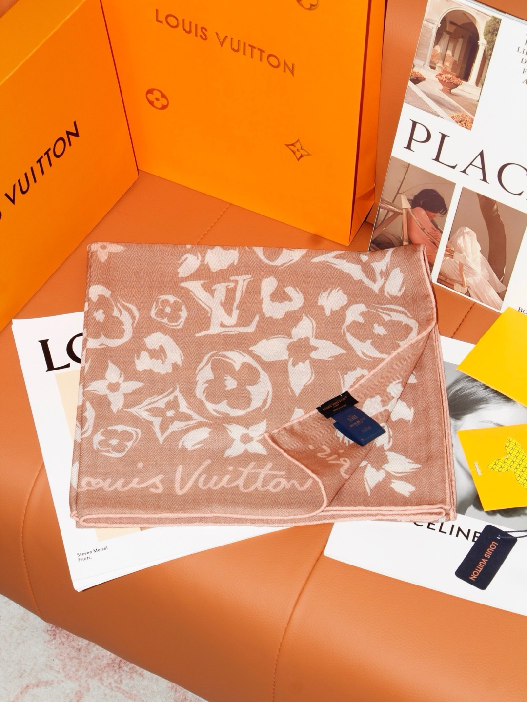 LV SAFARI SQUARE 140丝绒方巾 LV Safari 方巾取材细腻丝绒、以中央 Monogram 图案映