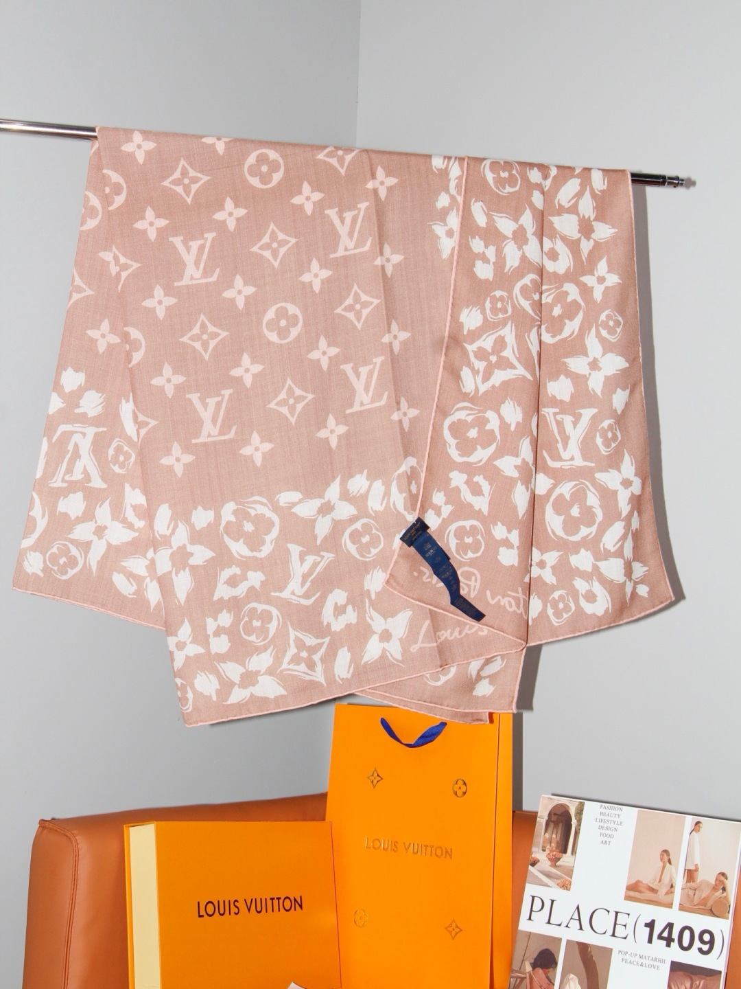 LV SAFARI SQUARE 140丝绒方巾 LV Safari 方巾取材细腻丝绒、以中央 Monogram 图案映