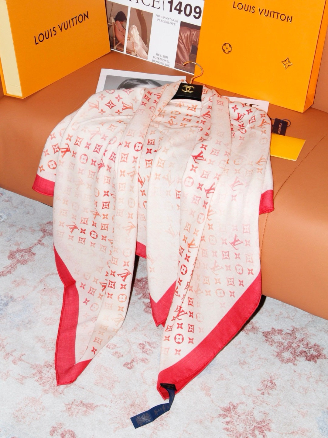 LV x TM 140披肩 【140顶级丝绒双面同色披肩】 本款L Multicolor披肩出自路易威登与知名日本艺术家