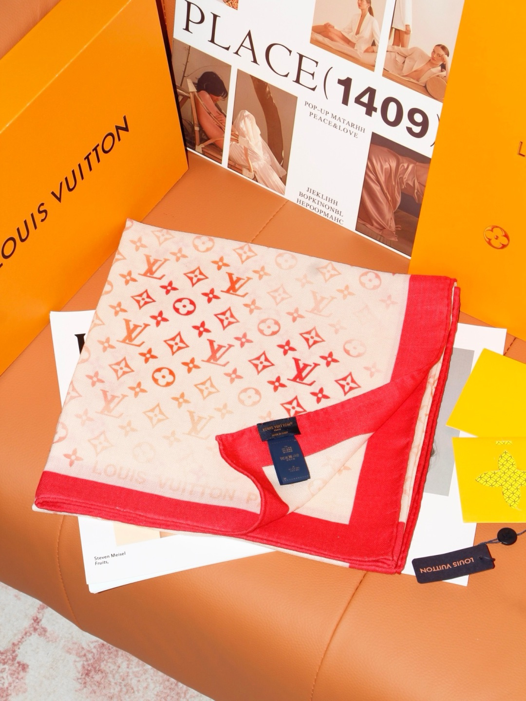 LV x TM 140披肩 【140顶级丝绒双面同色披肩】 本款L Multicolor披肩出自路易威登与知名日本艺术家