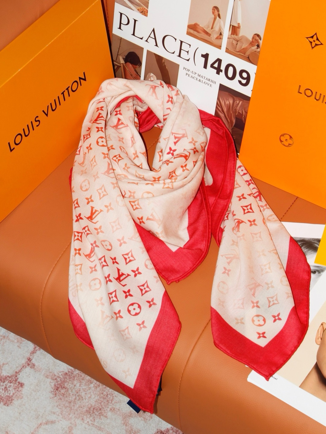 LV x TM 140披肩 【140顶级丝绒双面同色披肩】 本款L Multicolor披肩出自路易威登与知名日本艺术家