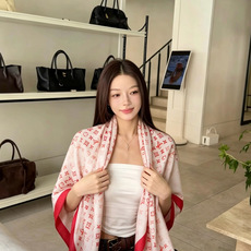 LV x TM 140披肩 【140顶级丝绒双面同色披肩】 本款L Multicolor披肩出自路易威登与知名日本艺术家 LV x TM 140披肩 【140顶级丝绒双面同色披肩】 本款L Multicolor披肩出自路易威登与知名日本艺术家