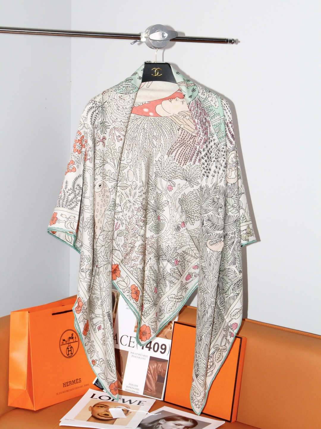 “于月神之怀”140双面方巾～Hermes  手工卷边羊绒方巾 这款爱马仕的经典单品展现强大而迷人的女性魅力精髓。此14