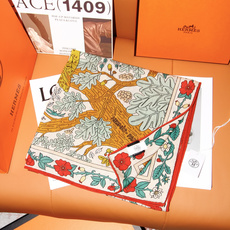“于月神之怀”140双面方巾~Hermes 手工卷边羊绒方巾 这款爱马仕的经典单品展现强大而迷人的女性魅力精髓。此14 “于月神之怀”140双面方巾~Hermes 手工卷边羊绒方巾 这款爱马仕的经典单品展现强大而迷人的女性魅力精髓。此14