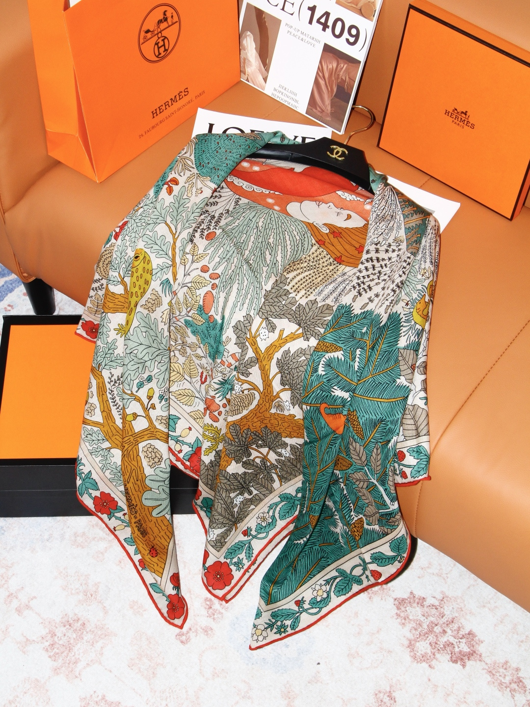 “于月神之怀”140双面方巾~Hermes 手工卷边羊绒方巾 这款爱马仕的经典单品展现强大而迷人的女性魅力精髓。此14 “于月神之怀”140双面方巾~Hermes 手工卷边羊绒方巾 这款爱马仕的经典单品展现强大而迷人的女性魅力精髓。此14