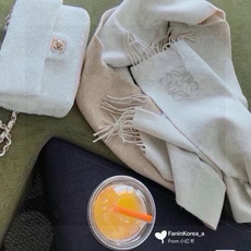 没见过吧,很少有人在柜里见过这条围巾😳当时发售的时候内地给的就特别少,原版是客户在日本中古店买到的❗所以很少流通的款式, 没见过吧,很少有人在柜里见过这条围巾😳当时发售的时候内地给的就特别少,原版是客户在日本中古店买到的❗所以很少流通的款式,