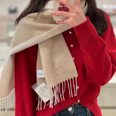 没见过吧,很少有人在柜里见过这条围巾😳当时发售的时候内地给的就特别少,原版是客户在日本中古店买到的❗所以很少流通的款式, 没见过吧,很少有人在柜里见过这条围巾😳当时发售的时候内地给的就特别少,原版是客户在日本中古店买到的❗所以很少流通的款式,