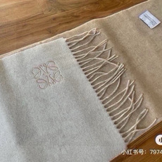 没见过吧,很少有人在柜里见过这条围巾😳当时发售的时候内地给的就特别少,原版是客户在日本中古店买到的❗所以很少流通的款式, 没见过吧,很少有人在柜里见过这条围巾😳当时发售的时候内地给的就特别少,原版是客户在日本中古店买到的❗所以很少流通的款式,
