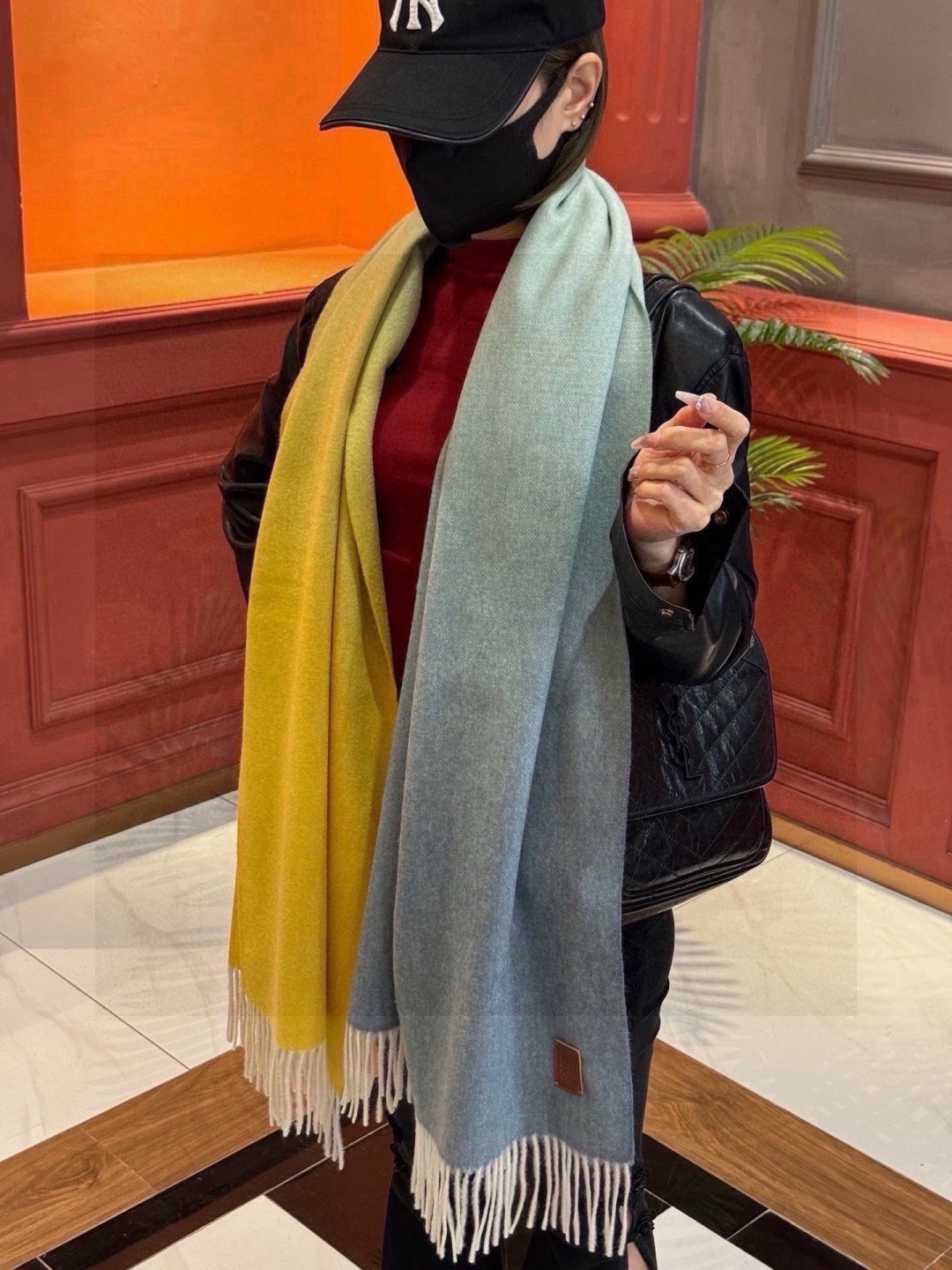 ✨✨太美了😍罗意威 美到要尖叫😱专柜最新款🎊英伦欧美范儿「多色渐变」又是一款即时尚又实用的大围巾&长巾，🎆撞色的颜色搭配