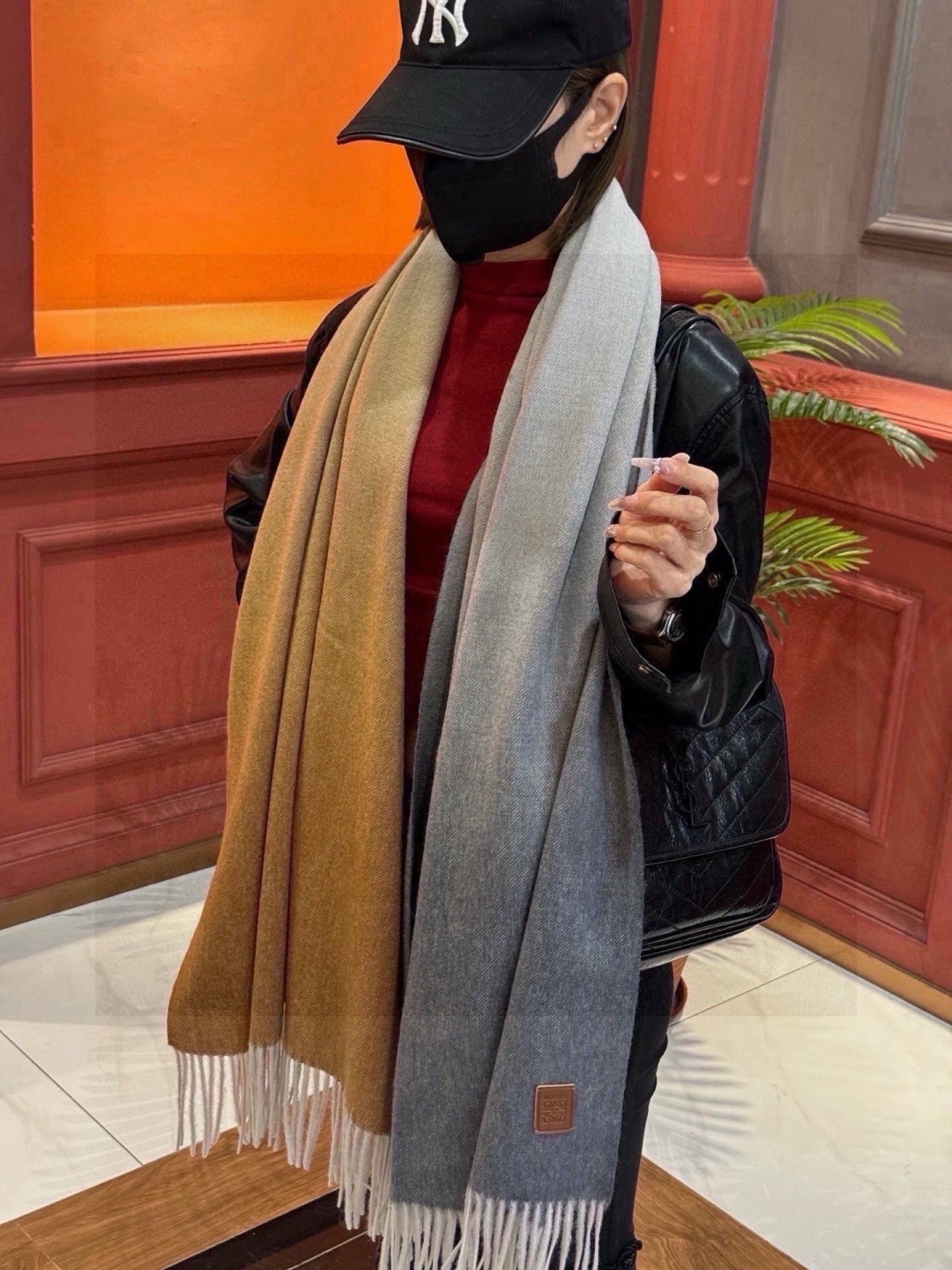 ✨✨太美了😍罗意威 美到要尖叫😱专柜最新款🎊英伦欧美范儿「多色渐变」又是一款即时尚又实用的大围巾&长巾，🎆撞色的颜色搭配