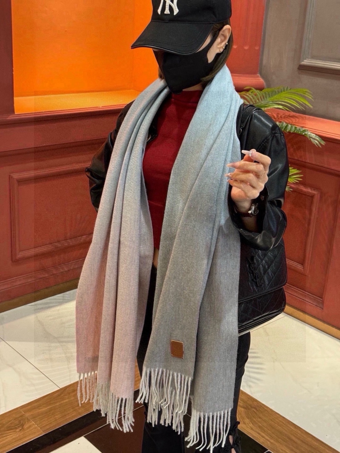 ✨✨太美了😍罗意威 美到要尖叫😱专柜最新款🎊英伦欧美范儿「多色渐变」又是一款即时尚又实用的大围巾&长巾，🎆撞色的颜色搭配