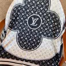 新款上😍真心赞‼ Airline Patches Monogram【V字标识长巾】羊绒长巾,披肩在秉承旅行传承的同时融入 新款上😍真心赞‼ Airline Patches Monogram【V字标识长巾】羊绒长巾,披肩在秉承旅行传承的同时融入