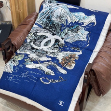 𝑪𝒉𝒂𝒏𝒆𝒍 • 𝑪四季披肩! Size:140x140cm 100%羊绒 轻盈柔软,亲肤舒适,四季皆宜。精致手工拆须, 𝑪𝒉𝒂𝒏𝒆𝒍 • 𝑪四季披肩! Size:140x140cm 100%羊绒 轻盈柔软,亲肤舒适,四季皆宜。精致手工拆须,
