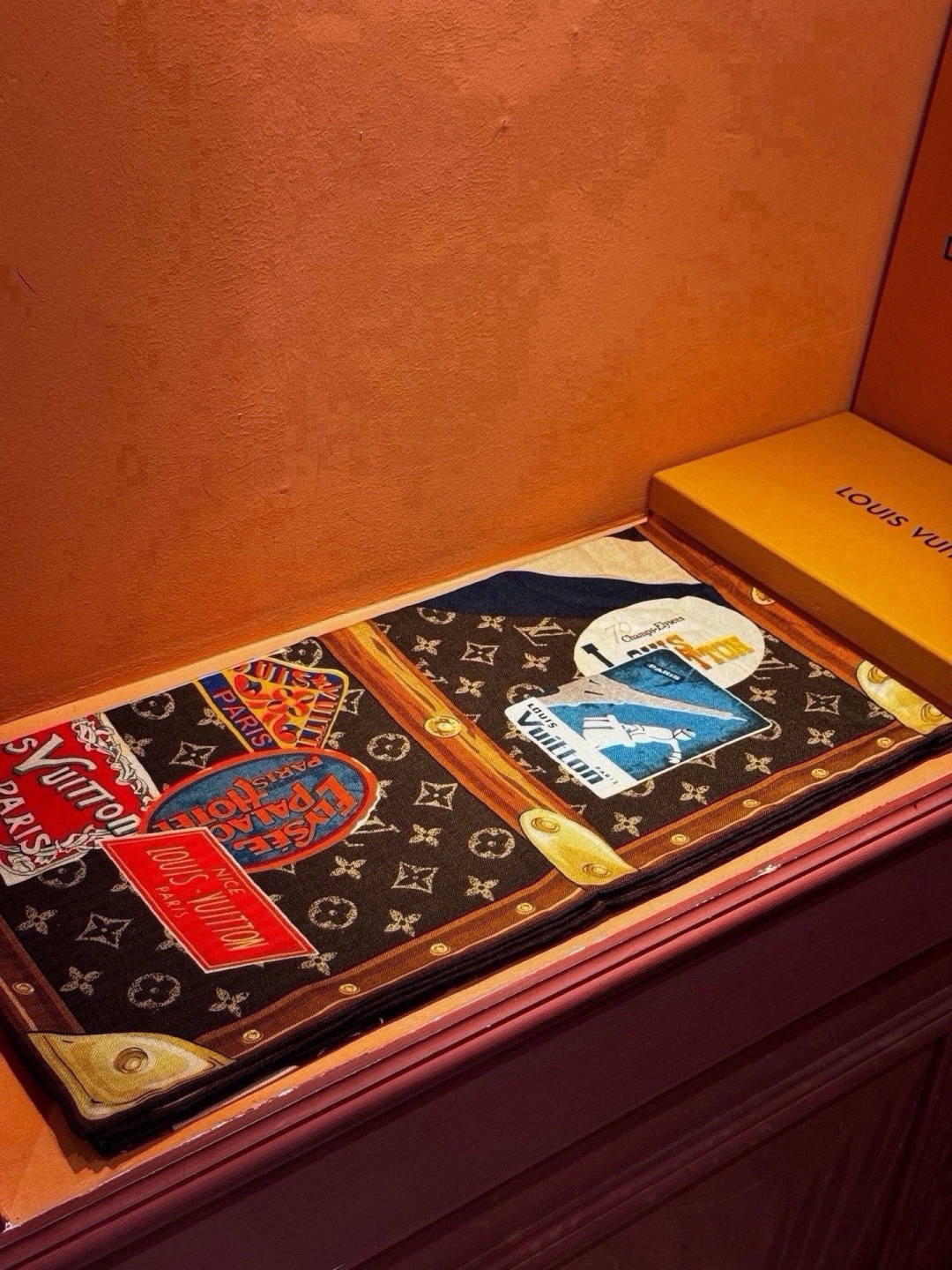【LV】上新❤️ 路易威登 一款值得品细节的高货 抠细节,从一个小块的配色去打败市场货 140方巾 二个配色 欢迎对 【LV】上新❤️ 路易威登 一款值得品细节的高货 抠细节,从一个小块的配色去打败市场货 140方巾 二个配色 欢迎对