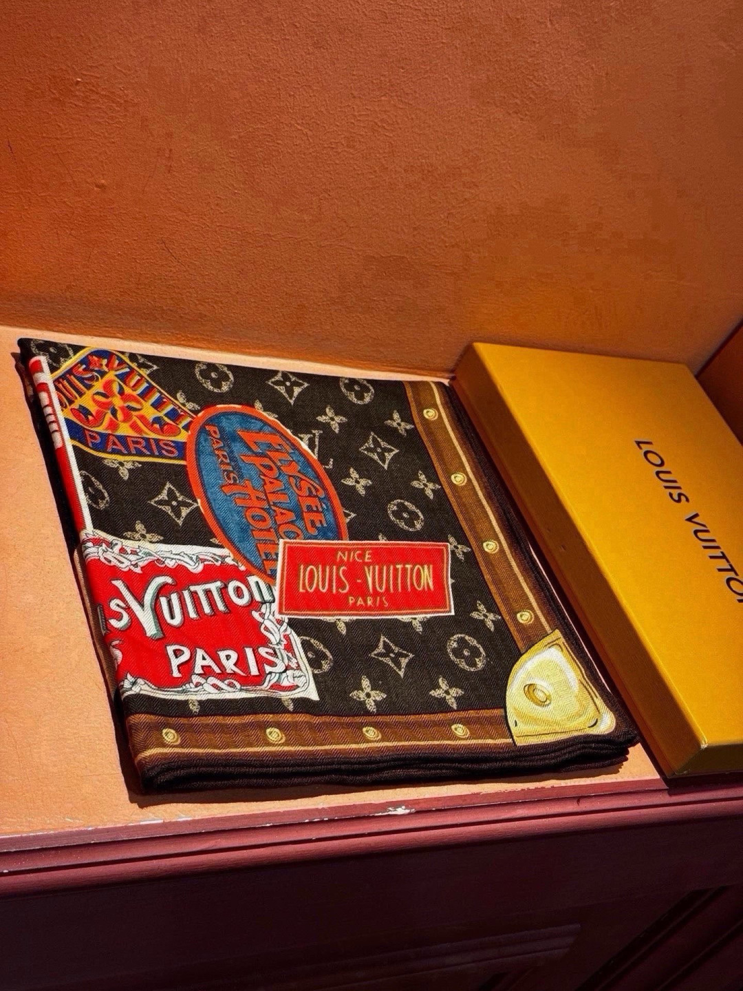 【LV】上新❤️ 路易威登 一款值得品细节的高货 抠细节,从一个小块的配色去打败市场货 140方巾 二个配色 欢迎对 【LV】上新❤️ 路易威登 一款值得品细节的高货 抠细节,从一个小块的配色去打败市场货 140方巾 二个配色 欢迎对