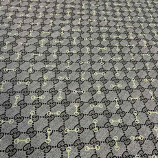 Gucci ~140双面同色披肩 手工卷边山羊绒和真丝混纺披肩(70%山羊绒30%桑蚕丝)。 这款迷人的140披肩令您散 Gucci ~140双面同色披肩 手工卷边山羊绒和真丝混纺披肩(70%山羊绒30%桑蚕丝)。 这款迷人的140披肩令您散