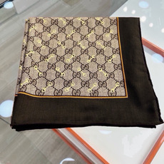 Gucci ~140双面同色披肩 手工卷边山羊绒和真丝混纺披肩(70%山羊绒30%桑蚕丝)。 这款迷人的140披肩令您散 Gucci ~140双面同色披肩 手工卷边山羊绒和真丝混纺披肩(70%山羊绒30%桑蚕丝)。 这款迷人的140披肩令您散