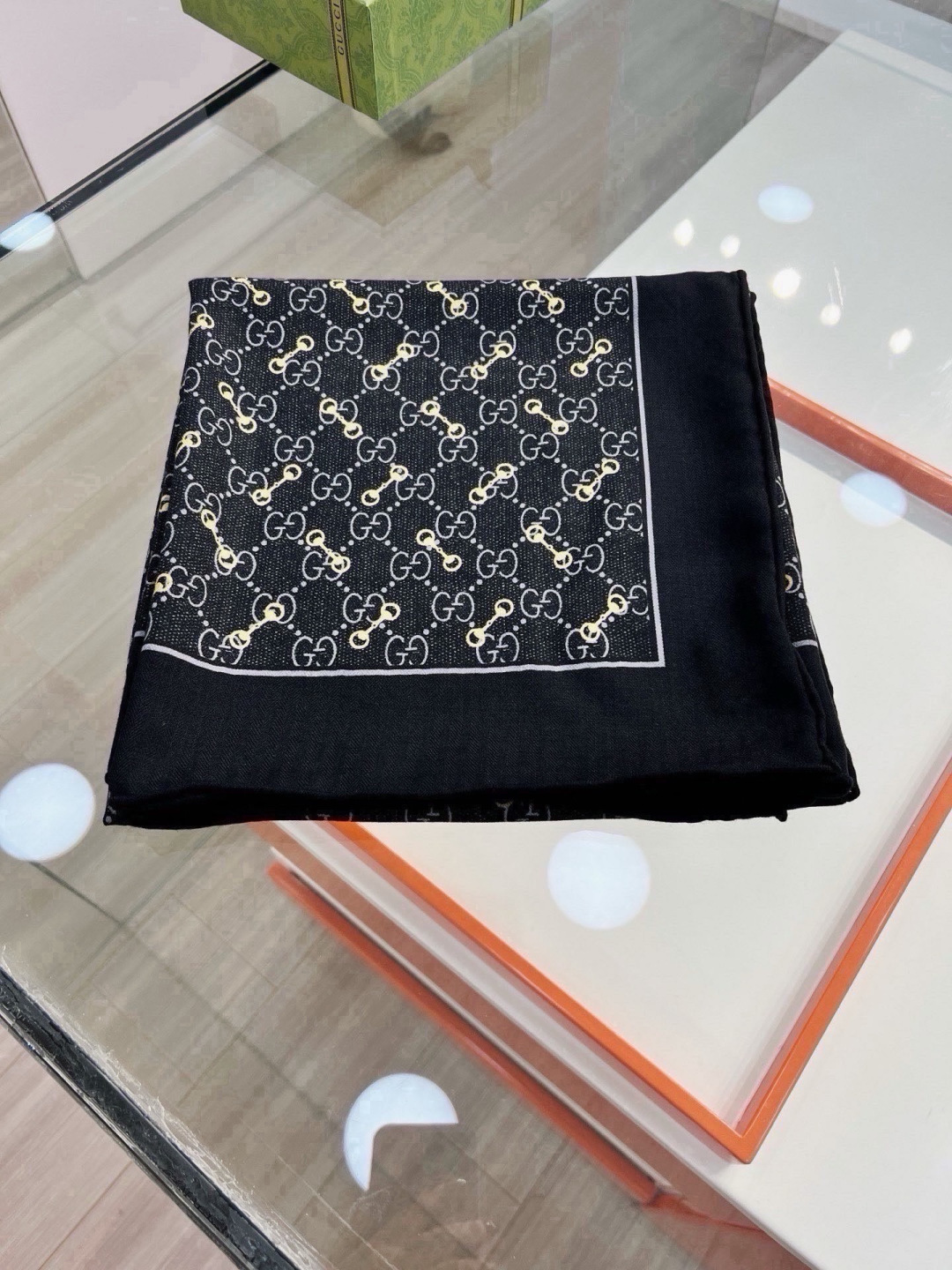 Gucci ~140双面同色披肩 手工卷边山羊绒和真丝混纺披肩（70%山羊绒30%桑蚕丝）。 这款迷人的140披肩令您散