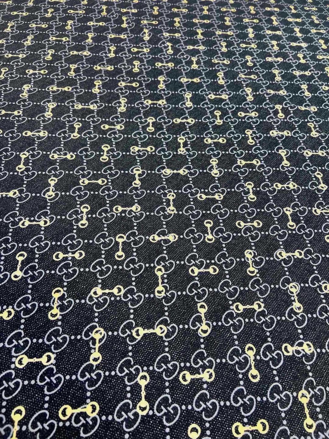 Gucci ~140双面同色披肩 手工卷边山羊绒和真丝混纺披肩（70%山羊绒30%桑蚕丝）。 这款迷人的140披肩令您散