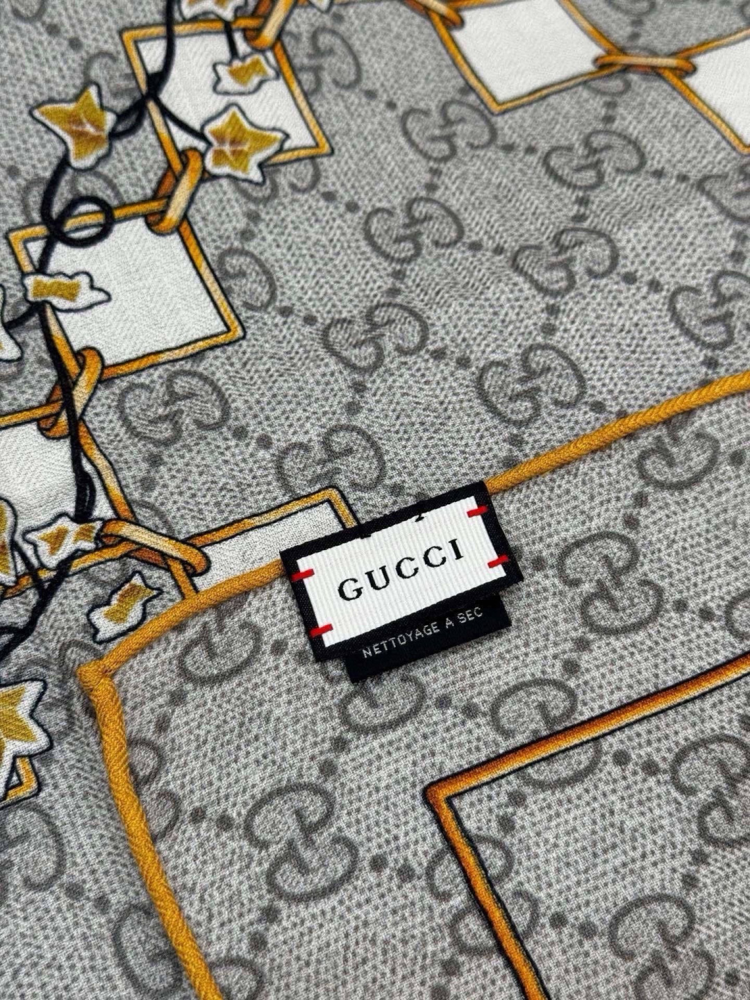 Gucci新款方巾 Gucci动物和花卉印花 品牌典藏图案在与全新醒目印花的衬托下熠熠生辉。这款方巾匠心缀饰动物和花卉印