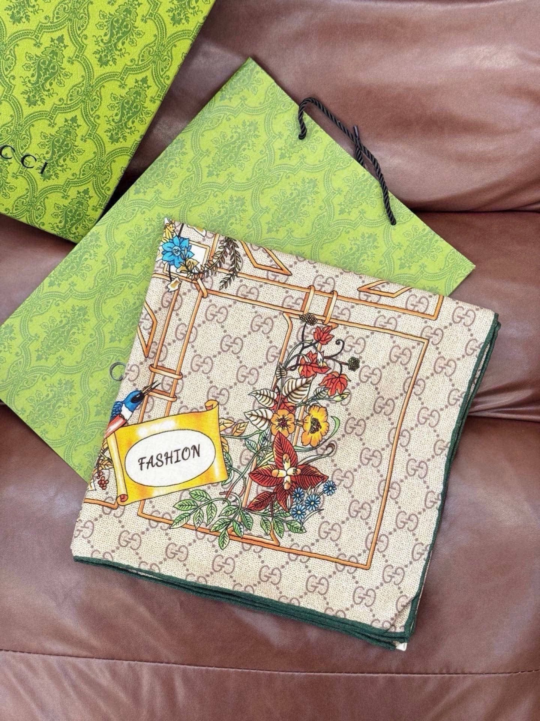 Gucci新款方巾 Gucci动物和花卉印花 品牌典藏图案在与全新醒目印花的衬托下熠熠生辉。这款方巾匠心缀饰动物和花卉印