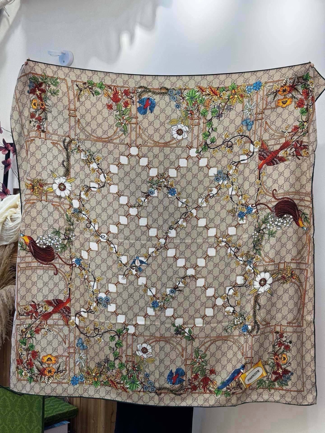 Gucci新款方巾 Gucci动物和花卉印花 品牌典藏图案在与全新醒目印花的衬托下熠熠生辉。这款方巾匠心缀饰动物和花卉印