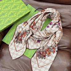 Gucci新款方巾 Gucci动物和花卉印花 品牌典藏图案在与全新醒目印花的衬托下熠熠生辉。这款方巾匠心缀饰动物和花卉印 Gucci新款方巾 Gucci动物和花卉印花 品牌典藏图案在与全新醒目印花的衬托下熠熠生辉。这款方巾匠心缀饰动物和花卉印