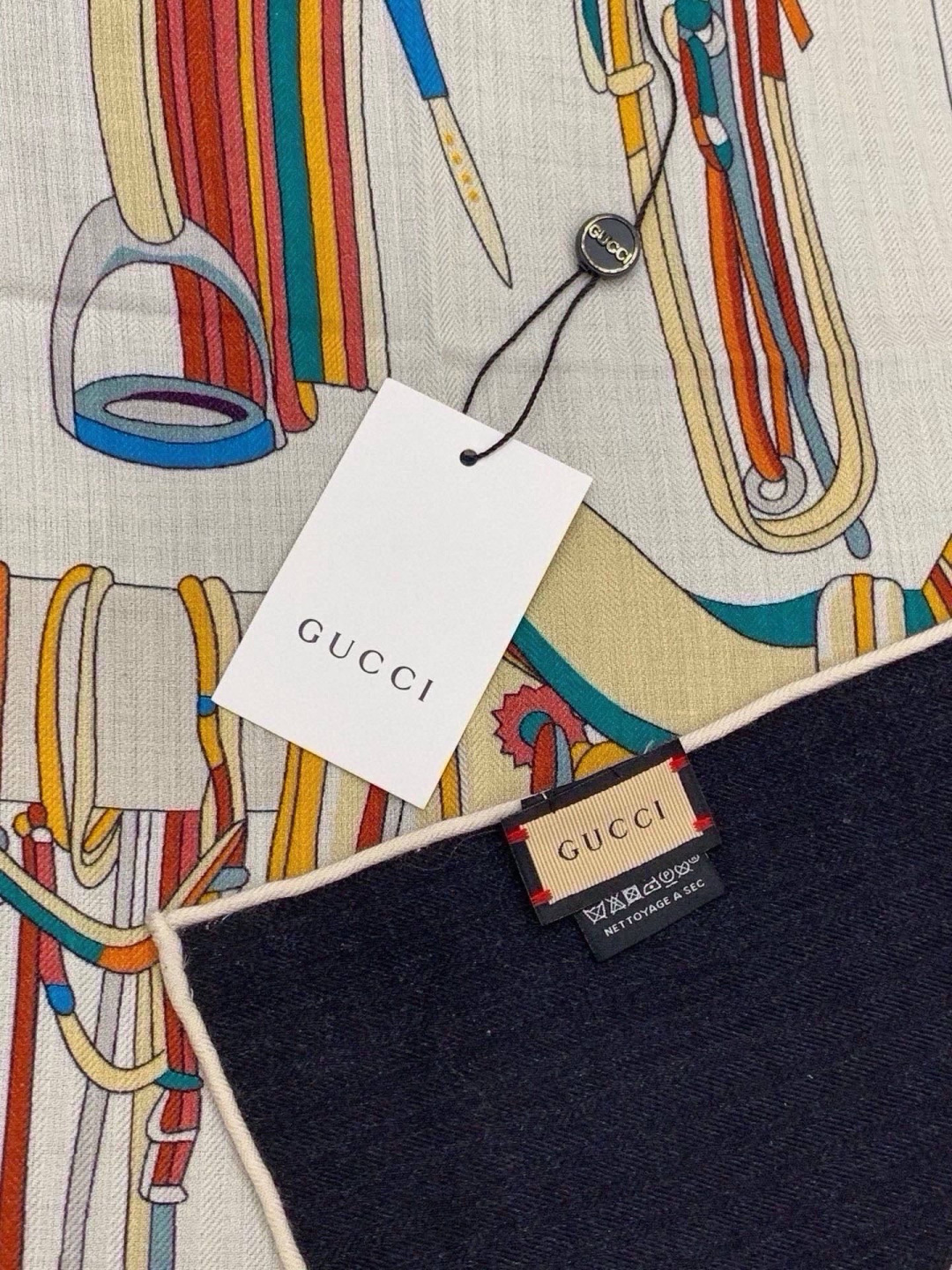 💟Gucci~140双面丝绒披肩 马鞍细节和骑马图案以精致色调匠心呈献，意在向品牌与马术世界的深厚渊源致敬。这款方巾以真
