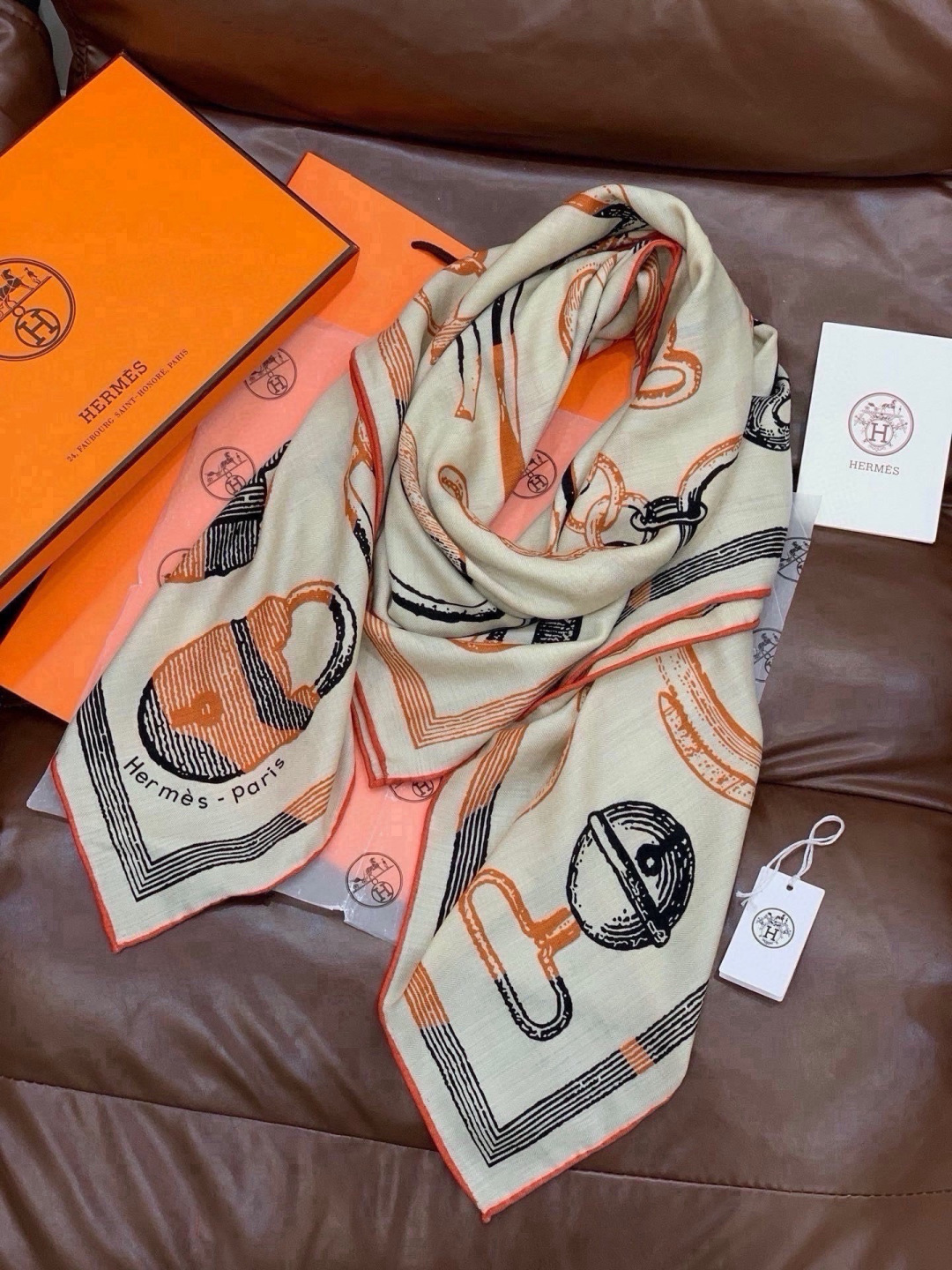 爱马仕(Hermes)【💗】 | “马具故事的诗意回顾”140披肩  【上新❤️】 永远秉承高品质 手工卷边羊绒和真丝混