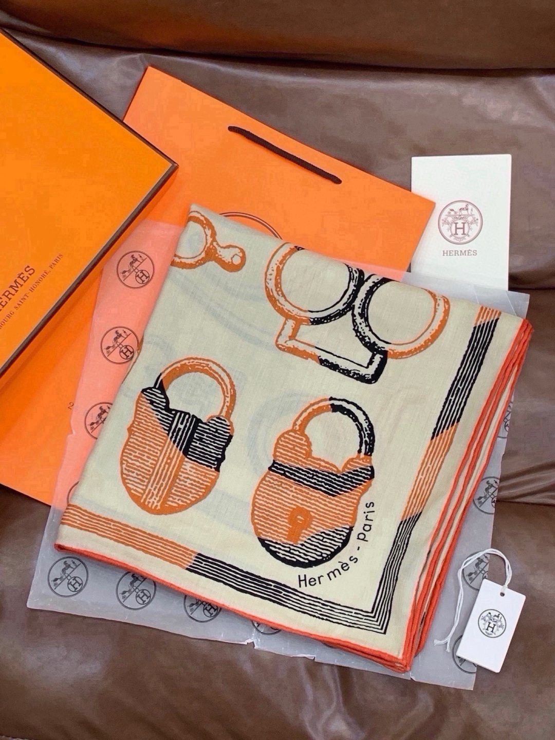 爱马仕(Hermes)【💗】 | “马具故事的诗意回顾”140披肩  【上新❤️】 永远秉承高品质 手工卷边羊绒和真丝混