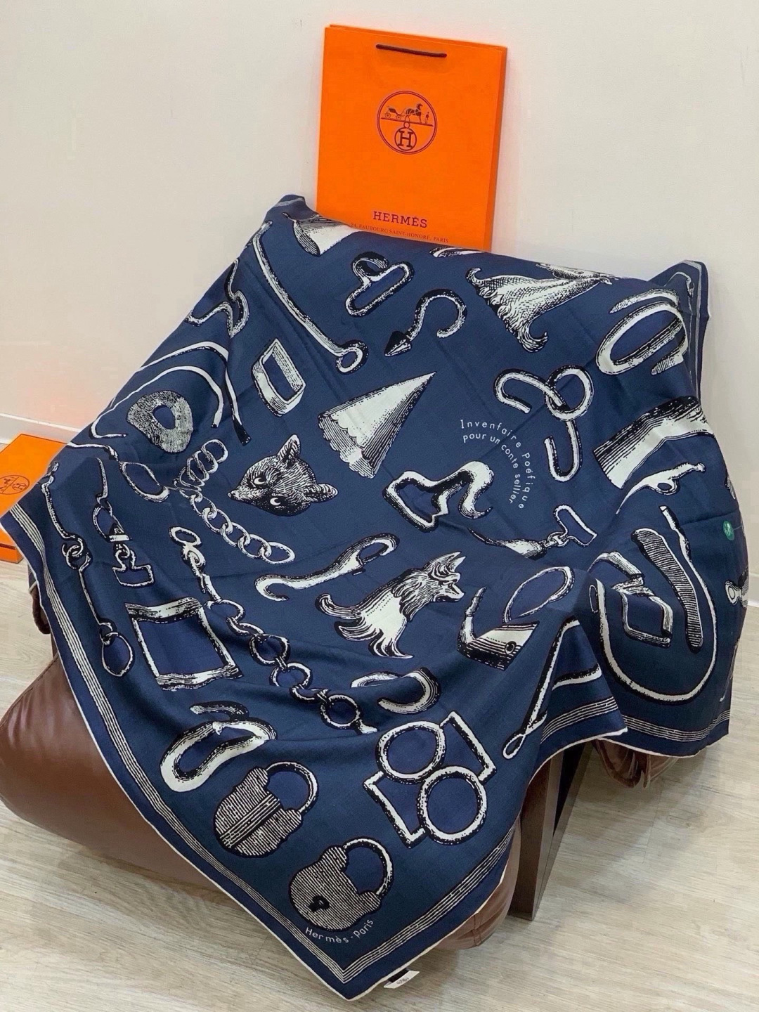 爱马仕(Hermes)【💗】 | “马具故事的诗意回顾”140披肩  【上新❤️】 永远秉承高品质 手工卷边羊绒和真丝混