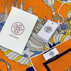 新款爱马仕四季之王的加冕140*140cm,双面同色印花,高端的重磅丝羊绒面料,正反两面效果一样,70%羊绒+30%真丝 新款爱马仕四季之王的加冕140*140cm,双面同色印花,高端的重磅丝羊绒面料,正反两面效果一样,70%羊绒+30%真丝
