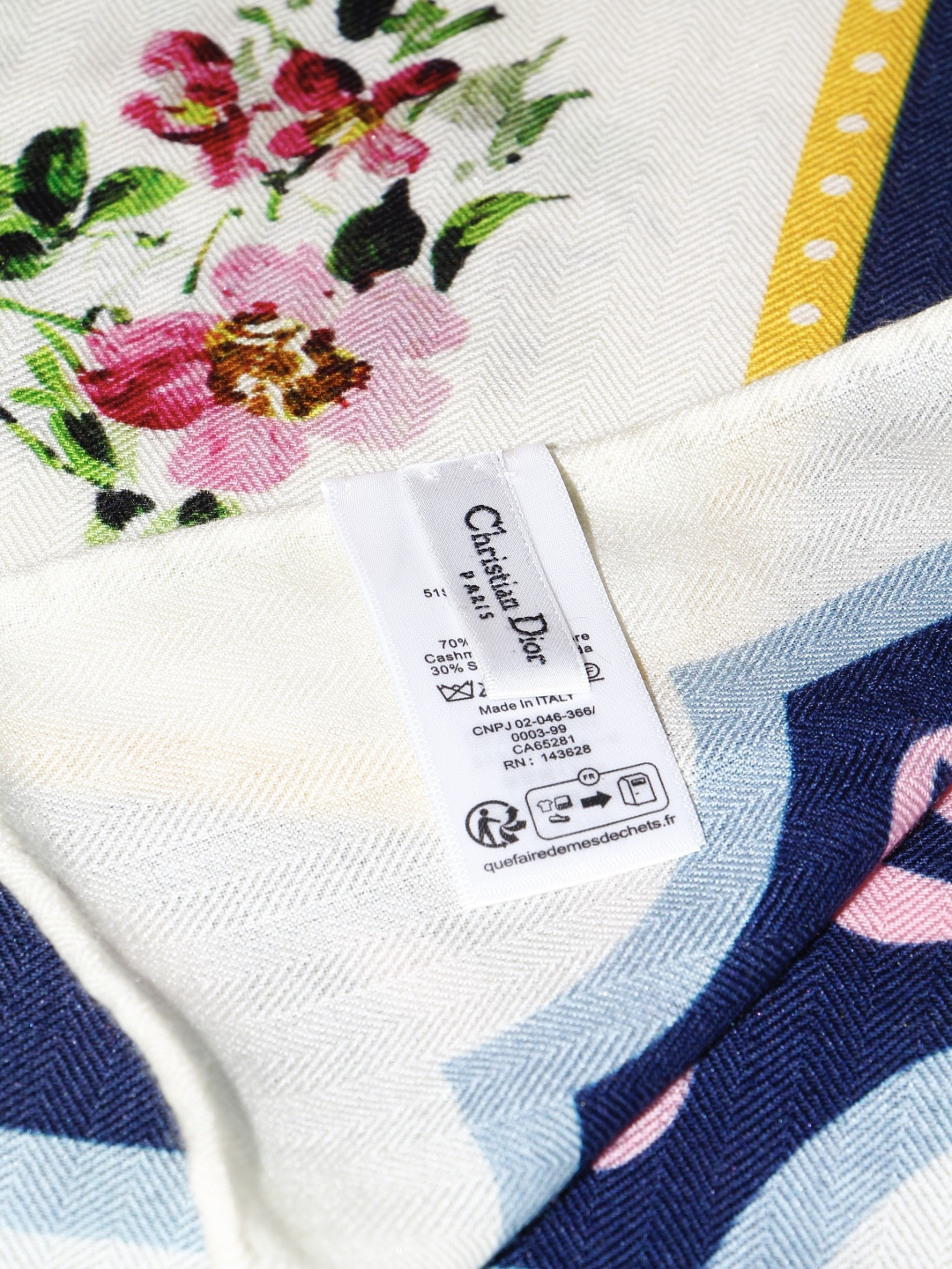 Dioriviera 140丝绒方巾 140 厘米象牙色丝绒面料多色 Floral Garden 茹伊印花 这款方巾来自