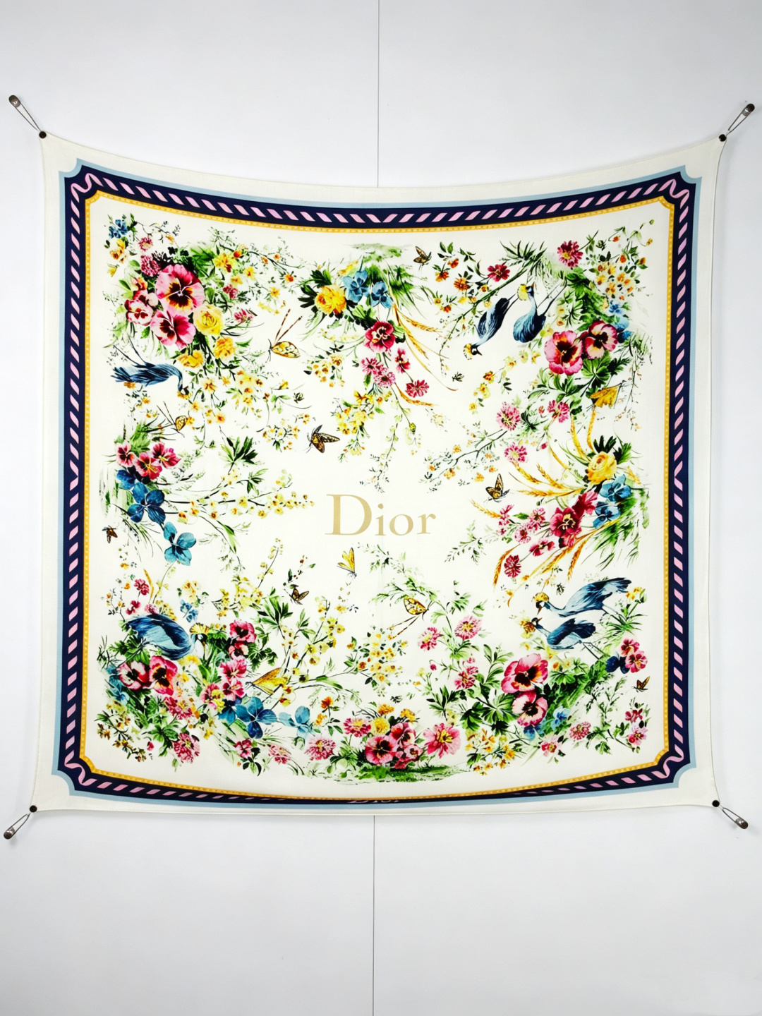 Dioriviera 140丝绒方巾 140 厘米象牙色丝绒面料多色 Floral Garden 茹伊印花 这款方巾来自