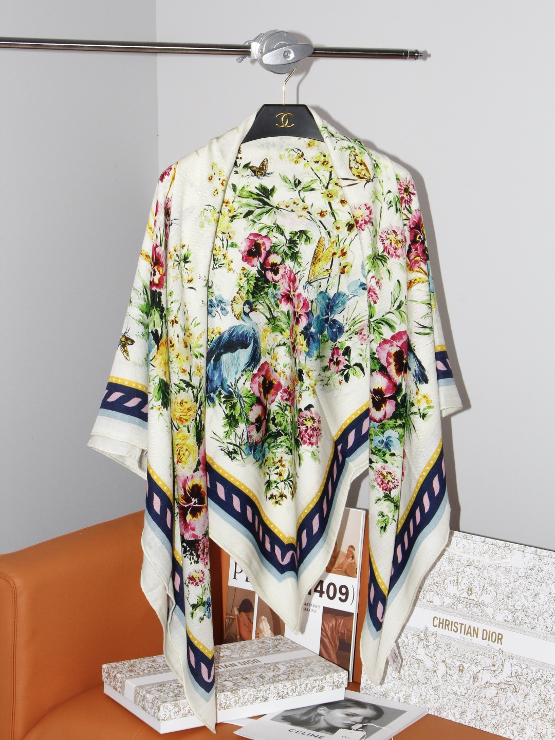 Dioriviera 140丝绒方巾 140 厘米象牙色丝绒面料多色 Floral Garden 茹伊印花 这款方巾来自