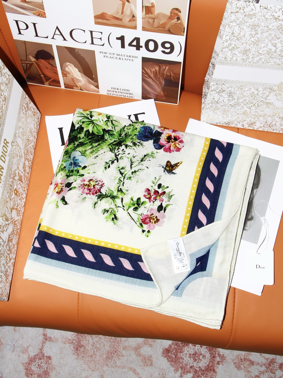 Dioriviera 140丝绒方巾 140 厘米象牙色丝绒面料多色 Floral Garden 茹伊印花 这款方巾来自