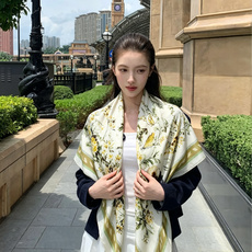 Dioriviera 140丝绒方巾 140 厘米象牙色丝绒面料多色 Floral Garden 茹伊印花 这款方巾来自 Dioriviera 140丝绒方巾 140 厘米象牙色丝绒面料多色 Floral Garden 茹伊印花 这款方巾来自