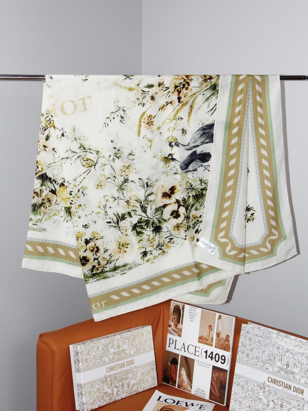 Dioriviera 140丝绒方巾 140 厘米象牙色丝绒面料多色 Floral Garden 茹伊印花 这款方巾来自 Dioriviera 140丝绒方巾 140 厘米象牙色丝绒面料多色 Floral Garden 茹伊印花 这款方巾来自