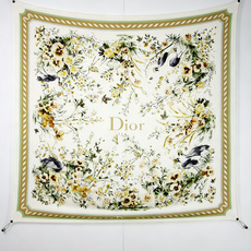 Dioriviera 140丝绒方巾 140 厘米象牙色丝绒面料多色 Floral Garden 茹伊印花 这款方巾来自 Dioriviera 140丝绒方巾 140 厘米象牙色丝绒面料多色 Floral Garden 茹伊印花 这款方巾来自