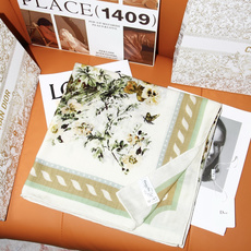 Dioriviera 140丝绒方巾 140 厘米象牙色丝绒面料多色 Floral Garden 茹伊印花 这款方巾来自 Dioriviera 140丝绒方巾 140 厘米象牙色丝绒面料多色 Floral Garden 茹伊印花 这款方巾来自