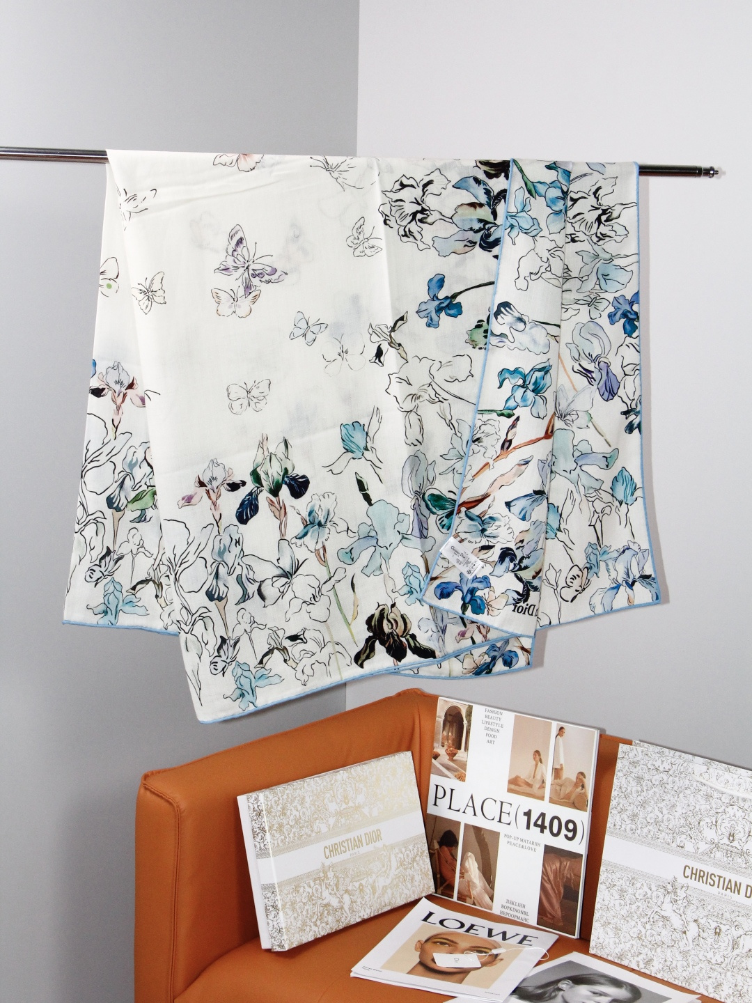 Dior 印花丝绒披肩 140厘米丝绒面料 Butterflies & Iris 图案 这款方巾饰以 Butterfli